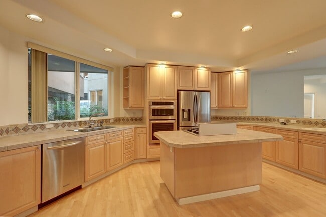 Building Photo - Large 2bd, 2ba Condo Available w/ Lake Uni...