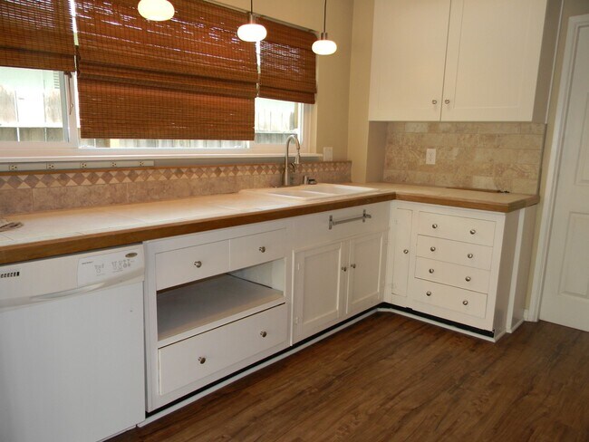 Building Photo - 352 S Pine St