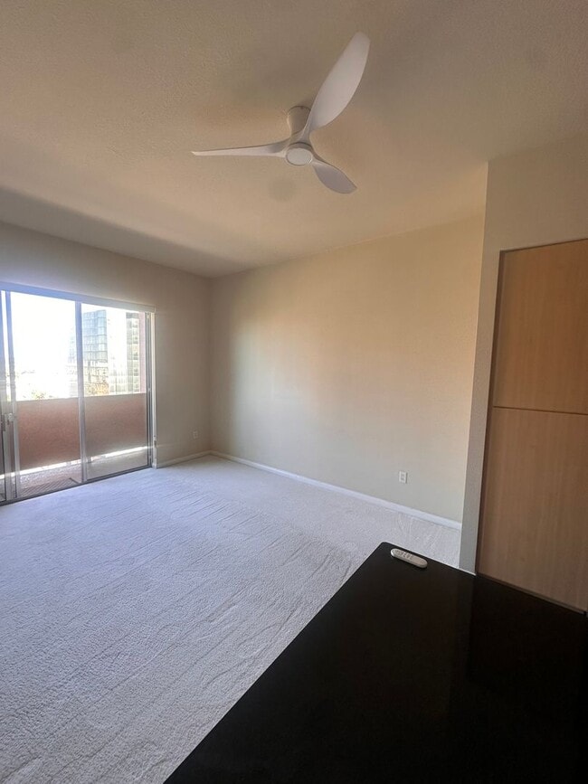 Building Photo - 1BR High-Rise with Balcony & Views