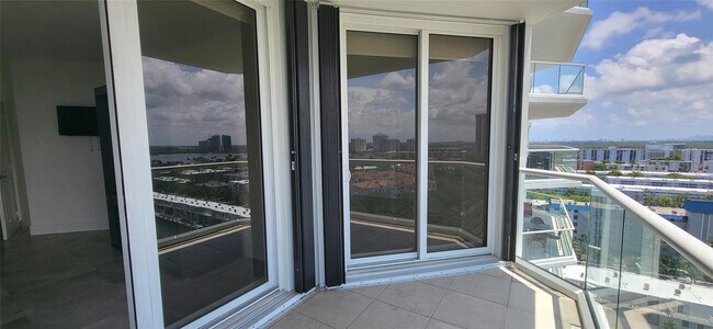 Building Photo - 2600 Island Blvd