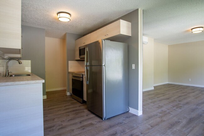 Building Photo - Spacious 2 Bedroom with Stylish Updates + A/C, W/D, D/W!