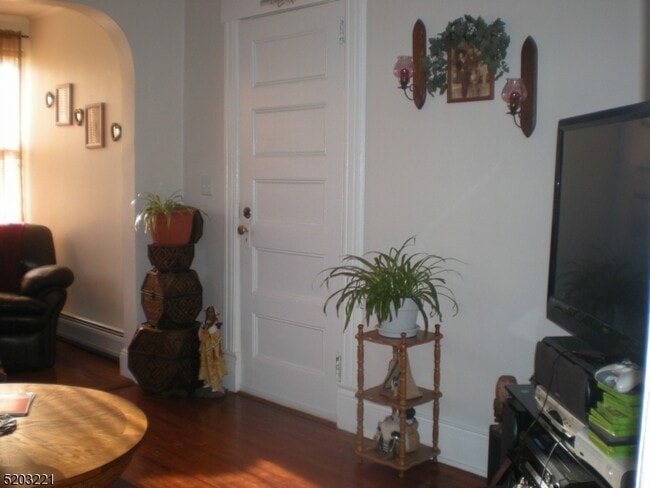 Building Photo - 147 Phelps Ave