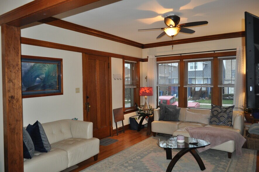 Building Photo - 5105 W Cornelia Ave