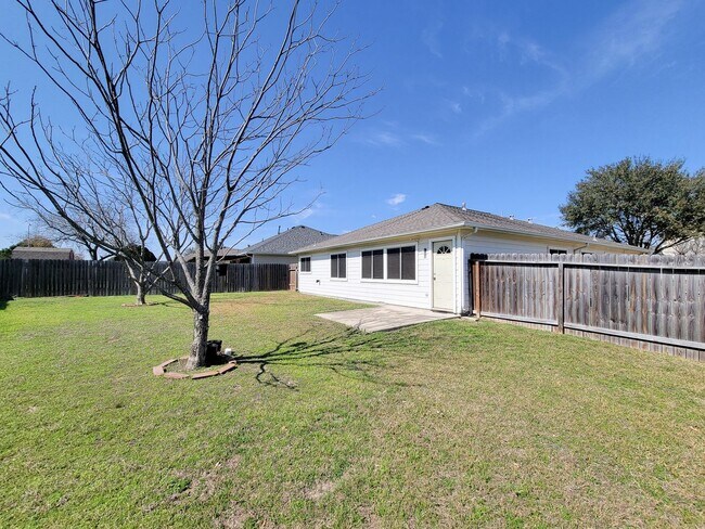 Building Photo - 3 bedroom one story home on large corner lot. Home has hard flooring throughout living areas and ...