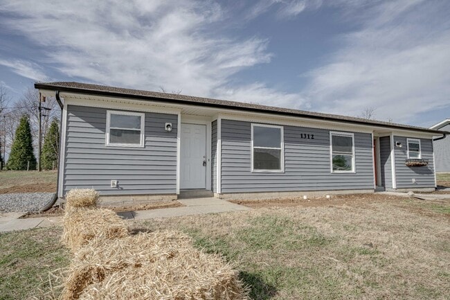 Building Photo - 1312 Farmingdale Dr