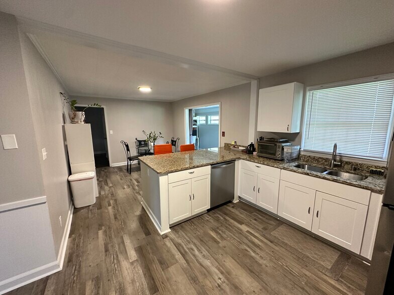 Building Photo - 200 Skyview Dr