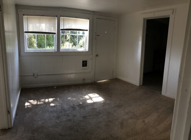 Building Photo - Three bedroom two bath house walking distance to MIIS. DLI and downtown Monterey