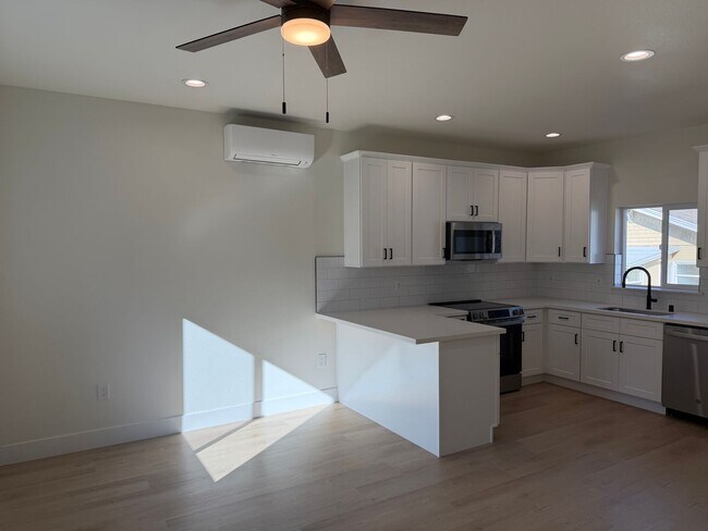 Building Photo - New 600 Sqft. 2 Bedroom 1 Bath Condo in Downtown Sacramento