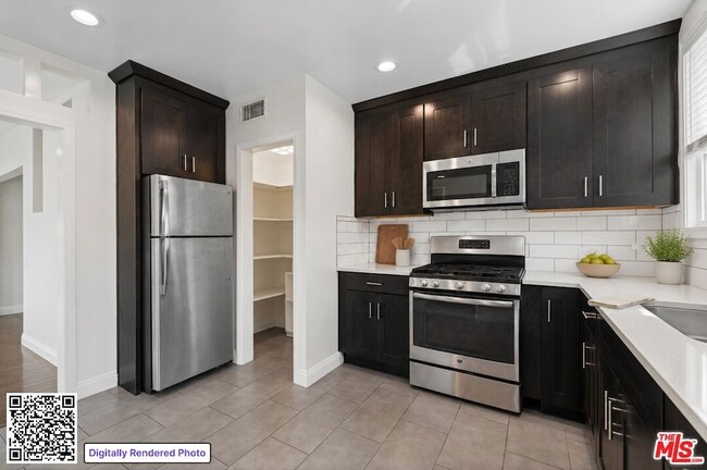Building Photo - 5245 S San Vicente Blvd