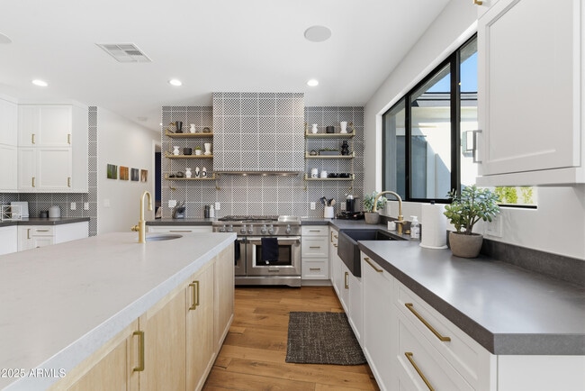 Building Photo - 4601 N Royal View Dr