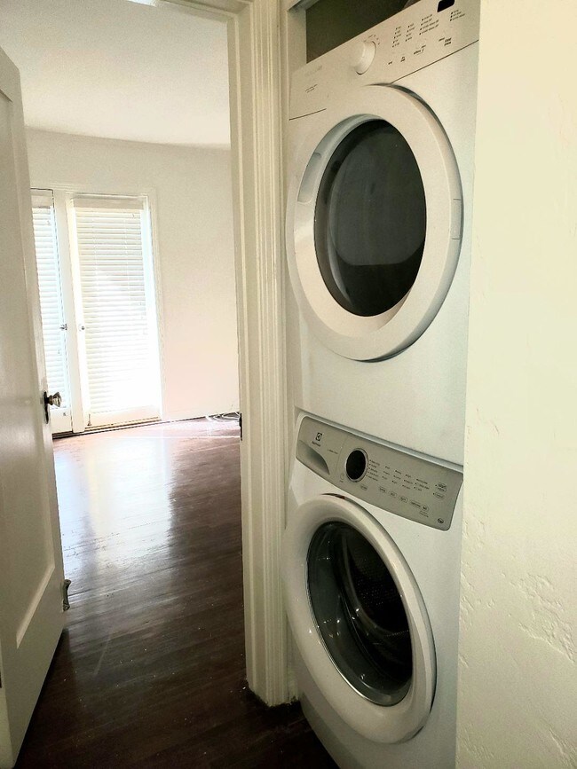 Washer-Dryer - 2327 Midvale Ave