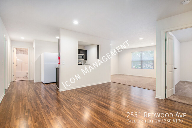 Building Photo - 2551 Redwood Ave