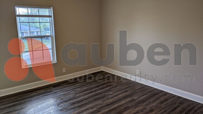 Building Photo - 4 Bedroom 1 Bathroom! Pet Friendly!