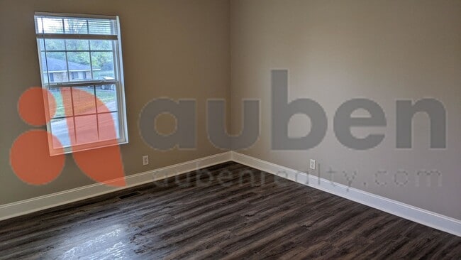 Building Photo - 4 Bedroom 2 Bathroom! Pet Friendly! Ask about our move-in specials!