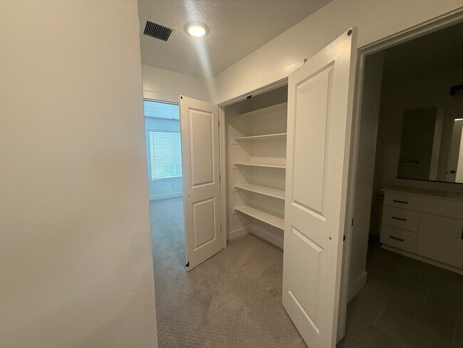 Building Photo - Mapleton TownHome