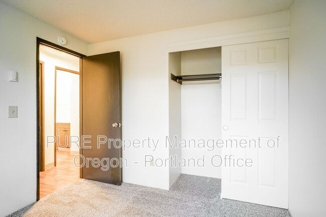 Building Photo - 14128 NE Sandy Blvd