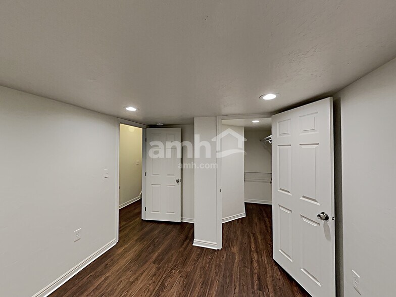 Building Photo - 2558 75 E