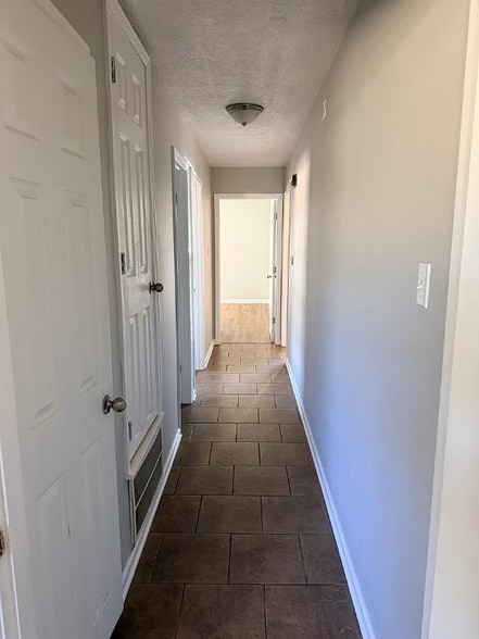 Building Photo - 2205 Mustang St