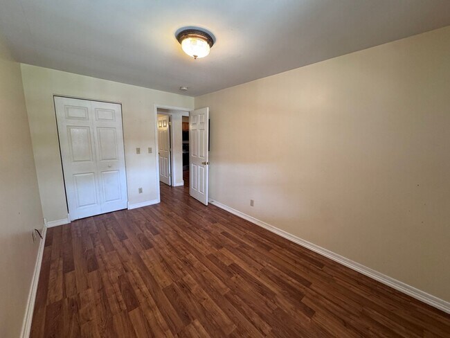 Building Photo - All Inclusive 1 Bed 1 Bath in Hazel