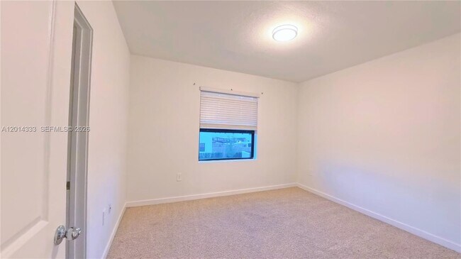 Building Photo - 1232 NE 5th Ct
