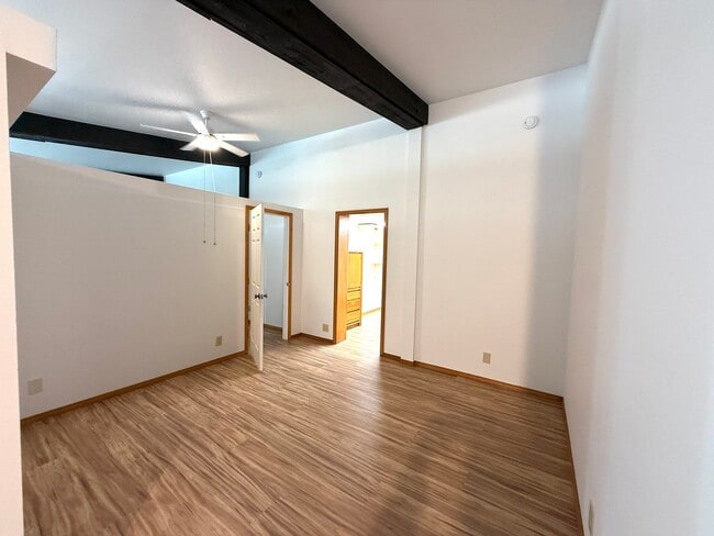 Building Photo - 1 Bed 1.5 Bath MIL with Secure Gate Entrance