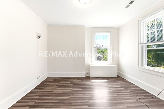 Building Photo - 106 Grove St
