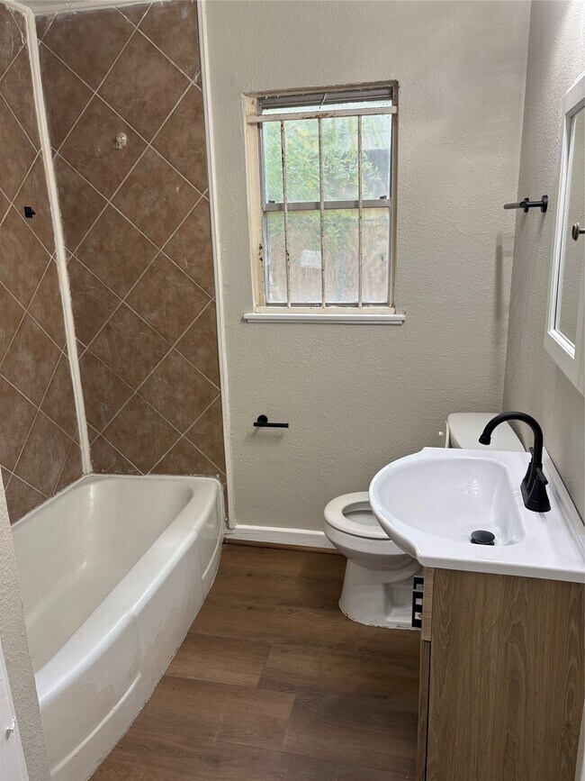 Building Photo - 5914 Ridgeway Dr