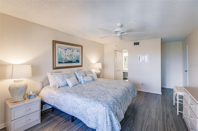 Building Photo - 1055 W Peppertree Dr