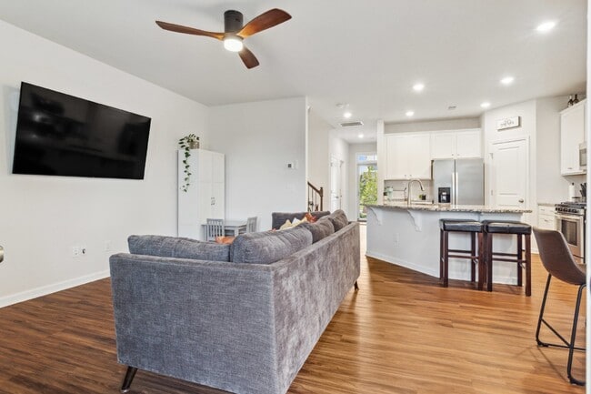 Building Photo - Townhouse in Tega Cay Available NOW! 3 beds 2.5 bath, VERY clean & ready for YOU! $2,375