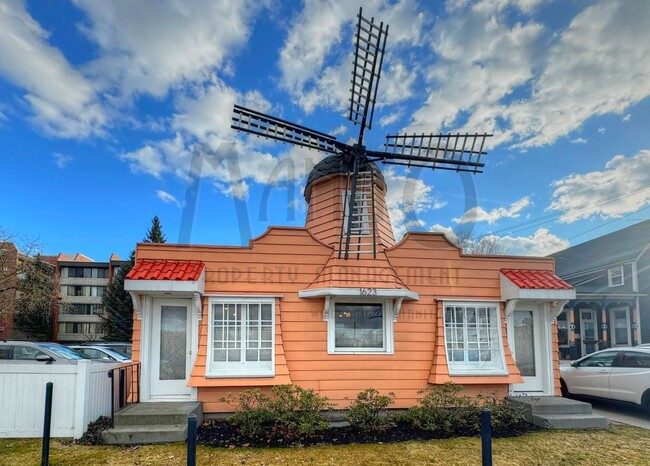 Primary Photo - Spacious Windmill Studio Unit