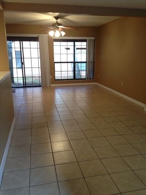 Building Photo - 3 Bedroom, 3 Bath Townhome in Rockwood Villas!