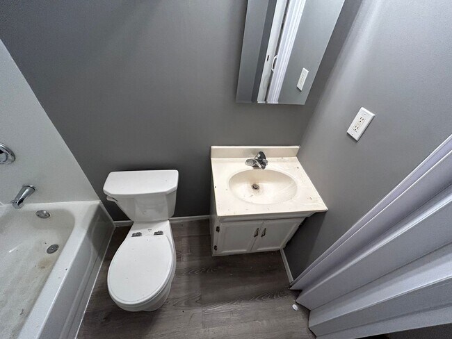 Building Photo - 4 bedroom 2 bath - Levittown