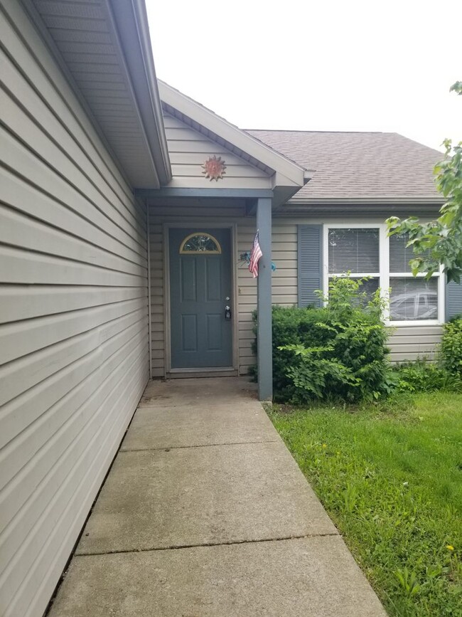 Building Photo - SINGLE FAMILY HOME W/ GARAGE