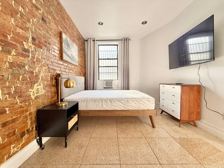 Building Photo - Furnished room/NOT APARTMENT