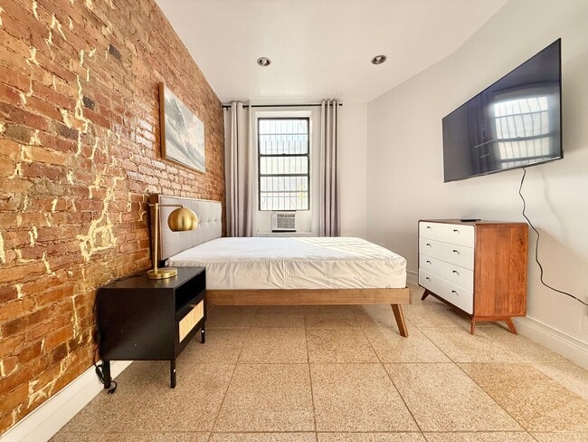 Building Photo - Furnished room/NOT APARTMENT