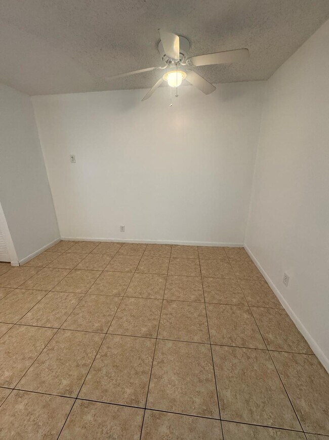 Building Photo - 1480 NW 19th Ct