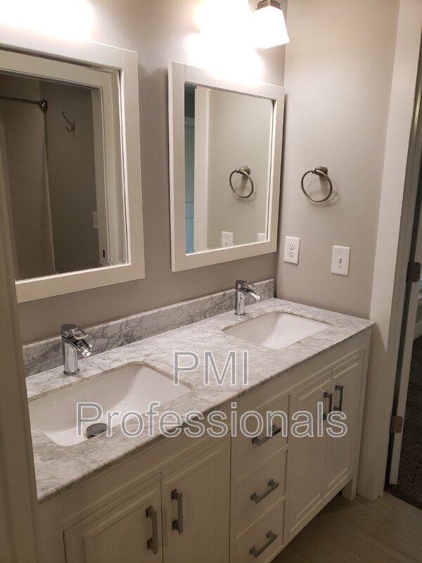 Building Photo - 512B Eastboro Dr