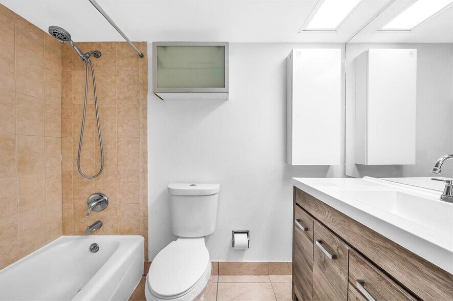 Building Photo - 2800 N Palm Aire Dr