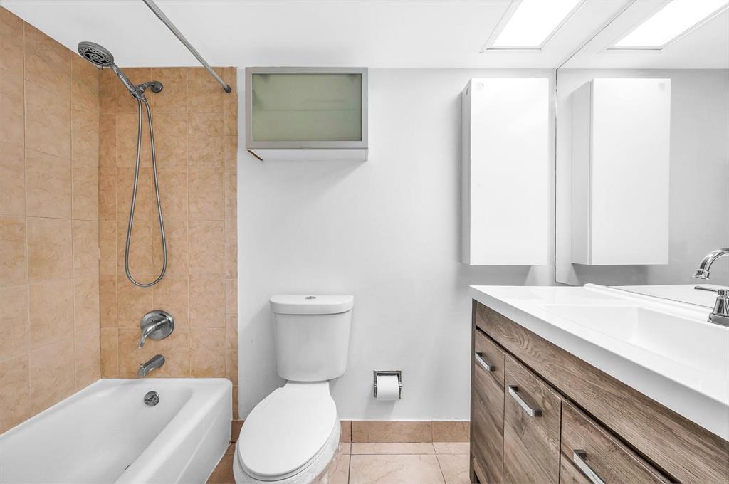 Building Photo - 2800 N Palm Aire Dr