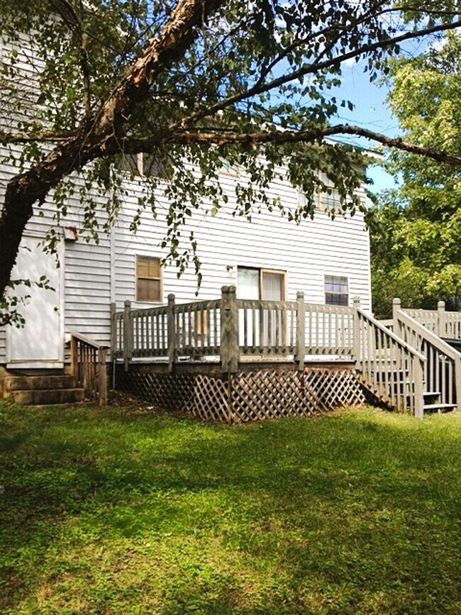 Building Photo - Available 3 bedroom/ 2 bathroom Home!