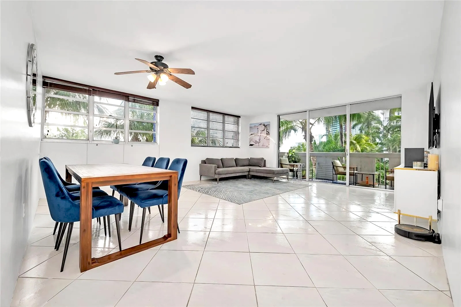 East View Living/Dining Area - 800 West Ave