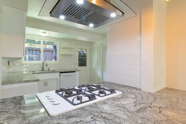 Building Photo - 5652 Fallbrook Ave