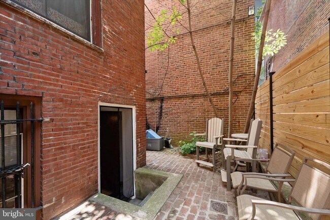 Building Photo - 240 S 13th St