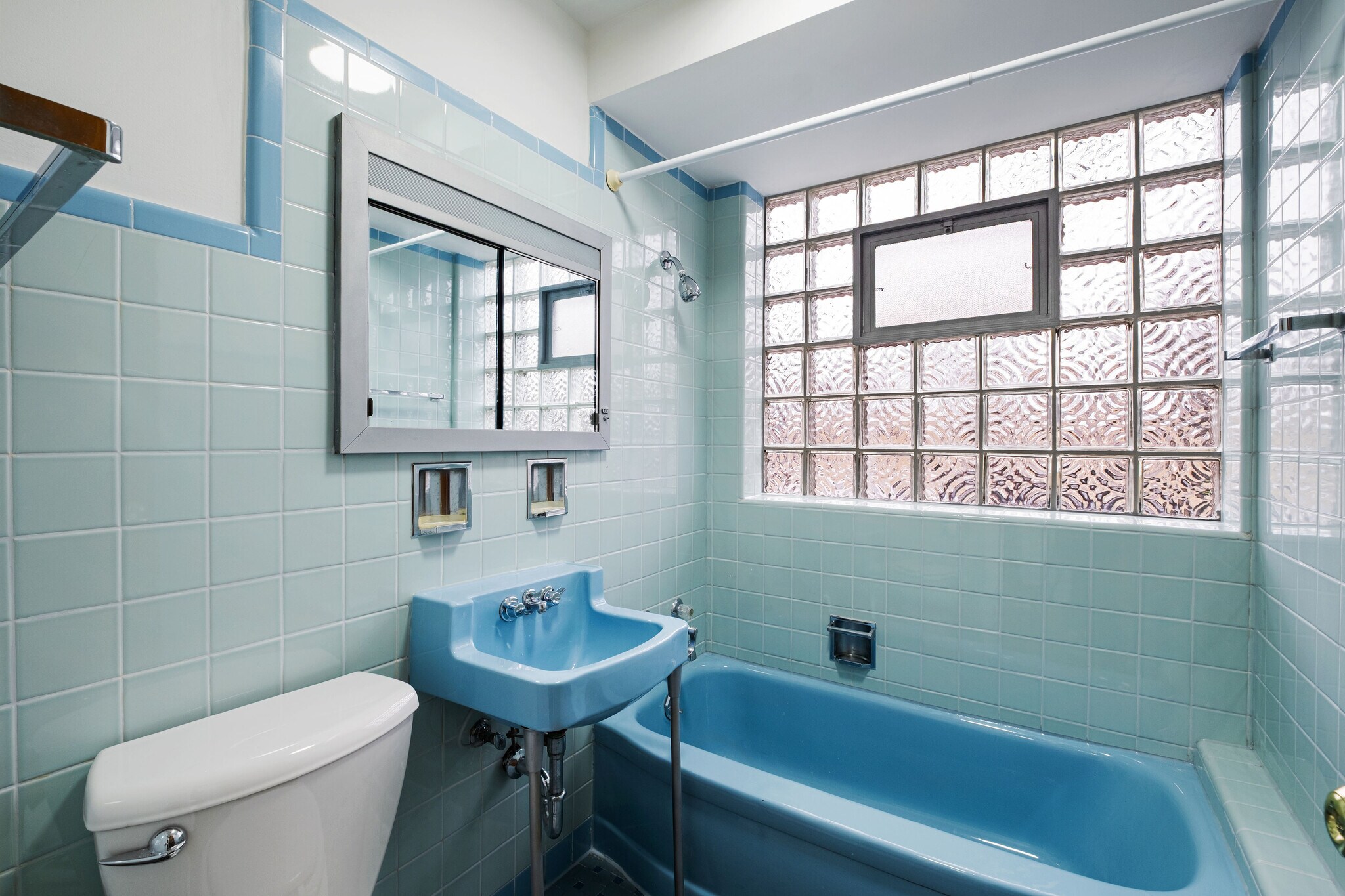 Building Photo - 2531 W Lunt Ave