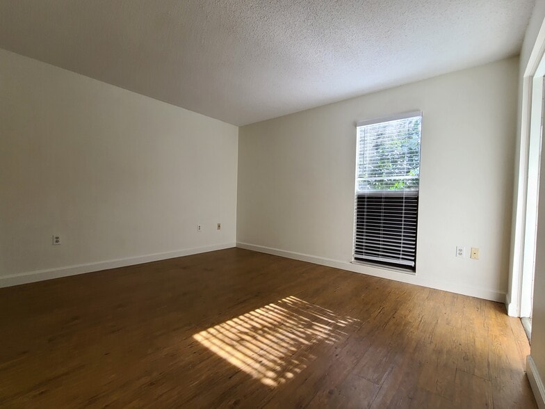 Building Photo - 701 SW 75th St