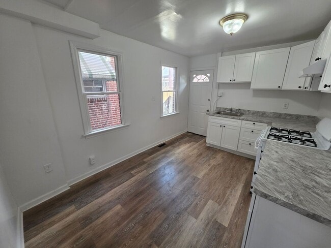 Building Photo - 1615 Lancaster Ave