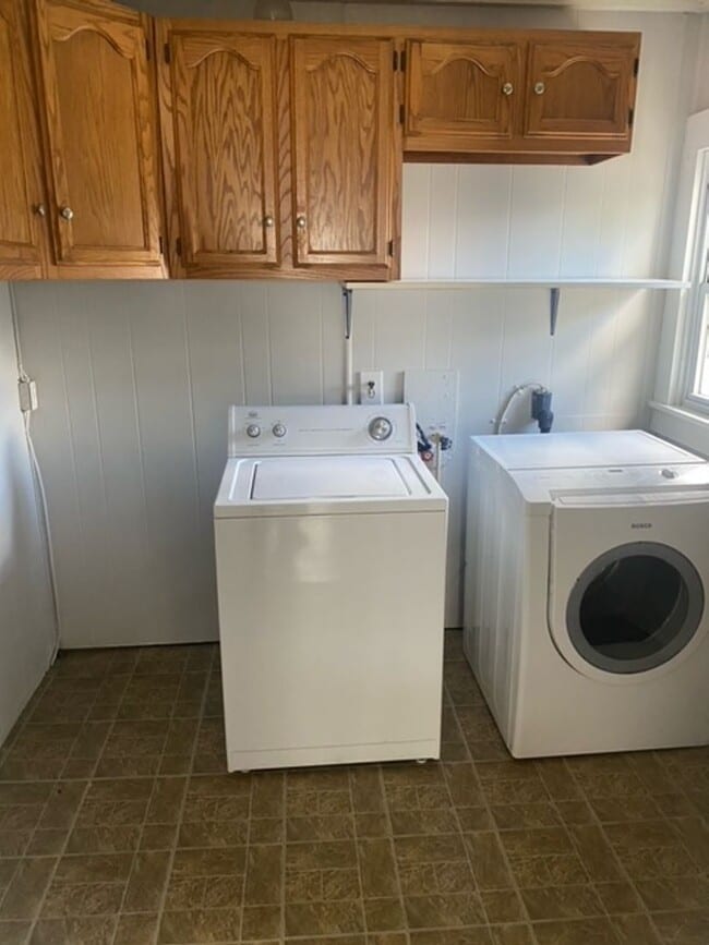 Building Photo - Available August!  4/5BR, 2BA Campus and B...