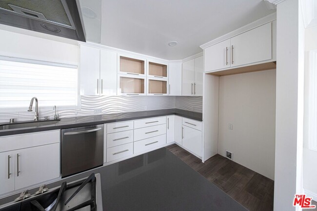 Building Photo - 8432 Glenoaks Blvd