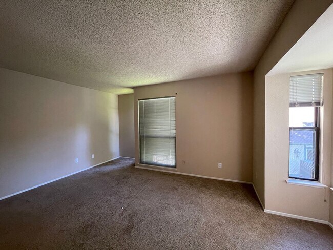 Building Photo - Gorgeous South Natomas Condo