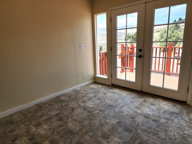 Building Photo - Large manufactured home in Topaz Ranch Est...